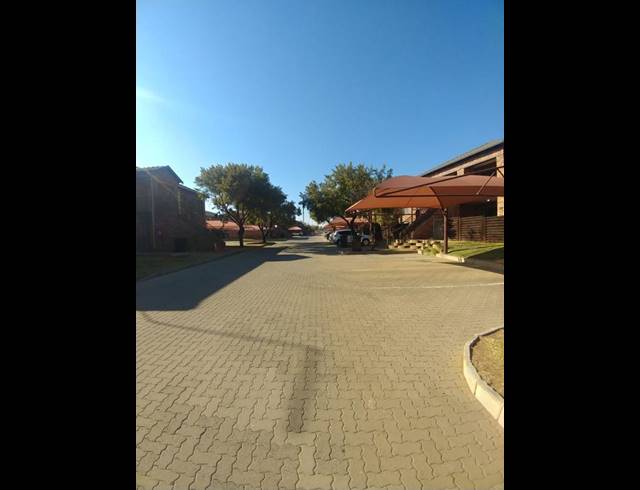 2 BEDROOM TOWNHOUSE FOR SALE IN SONNEVELD